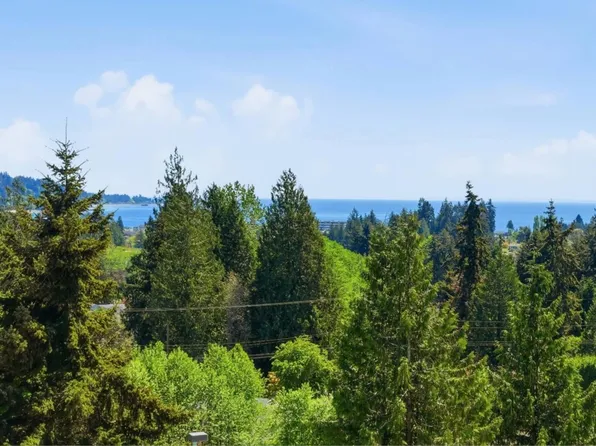 5780 Trail Ave #302, Sechelt, BC V7Z 0K5