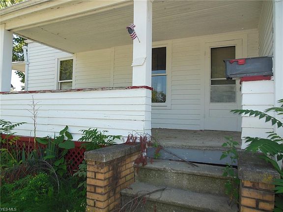 3rd image of 402 S Elmwood Ave