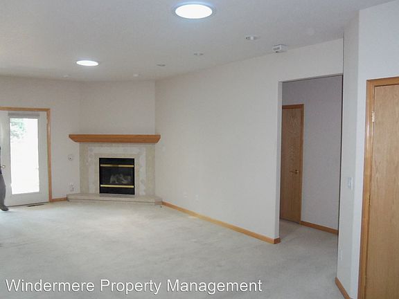 2nd image of 724 SE Mockingbird Dr