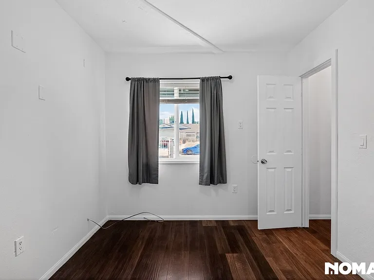 7705 Babcock Ave — Photo 10
