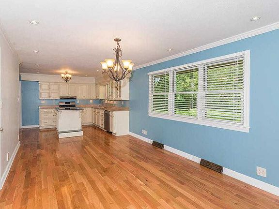 3rd image of 1033 Oakwood Trl