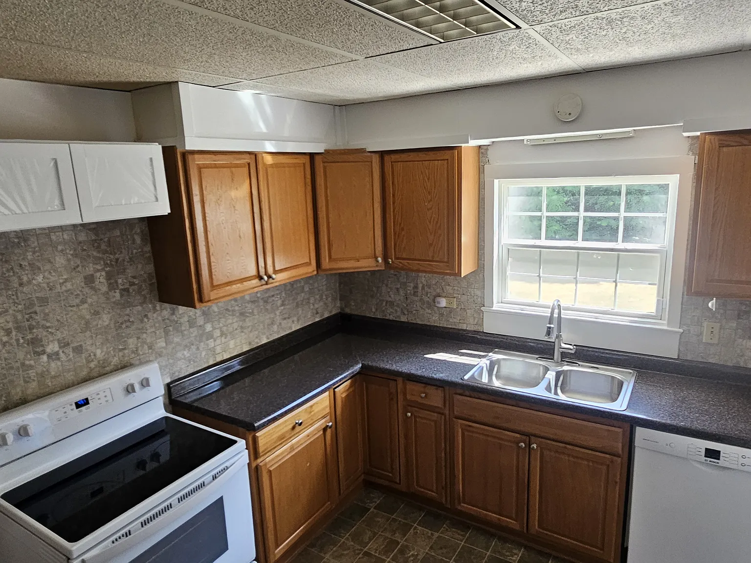 5 bed, 2564 sqft, $3,250 — Photo 3