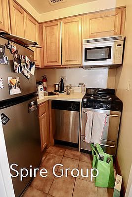 3rd image of 42 W 76th St APT M1