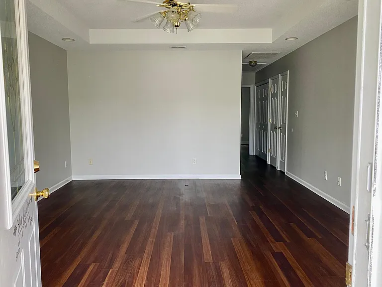 105 Chris Ln — Photo 2