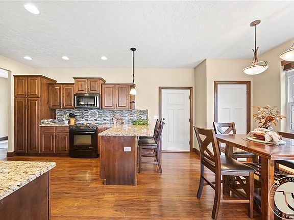 4th image of 2055 Saddleback Dr