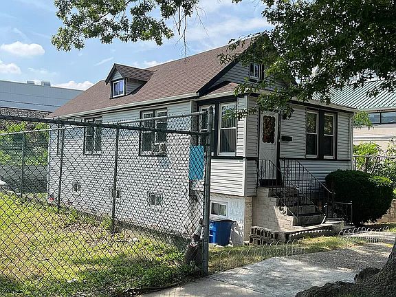 2nd image of 12022 Marsden St