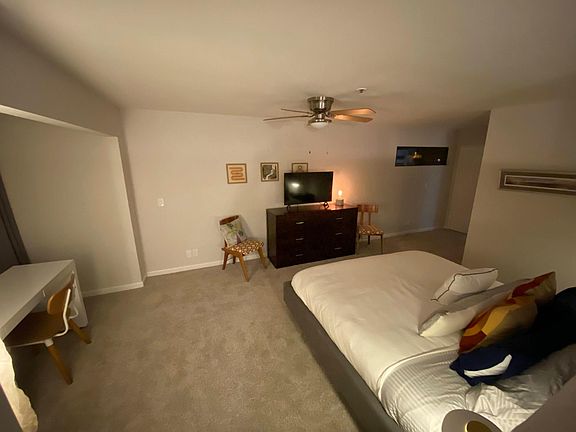 4th image of 470 E Village Sq