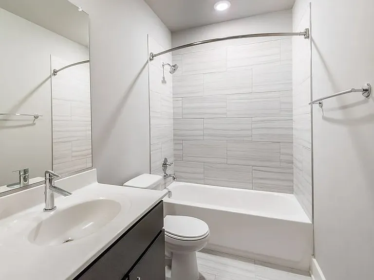 421 E Franklin St #3B — Photo 3