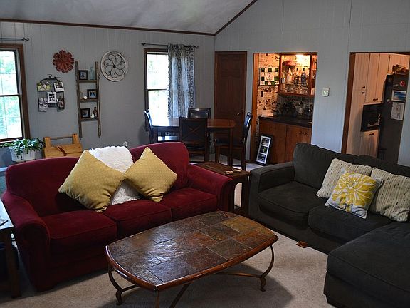 3rd image of 10 Courtly Cir