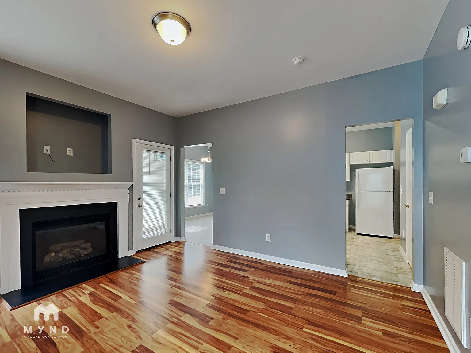3 bed, 2.5 bath, 1322 sqft, $2,065 — Photo 3