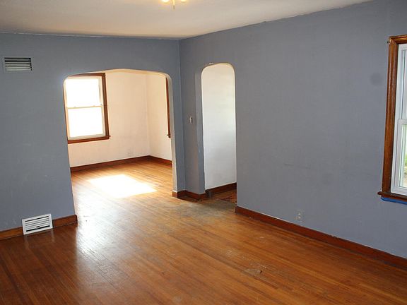 3rd image of 523 E 11th St