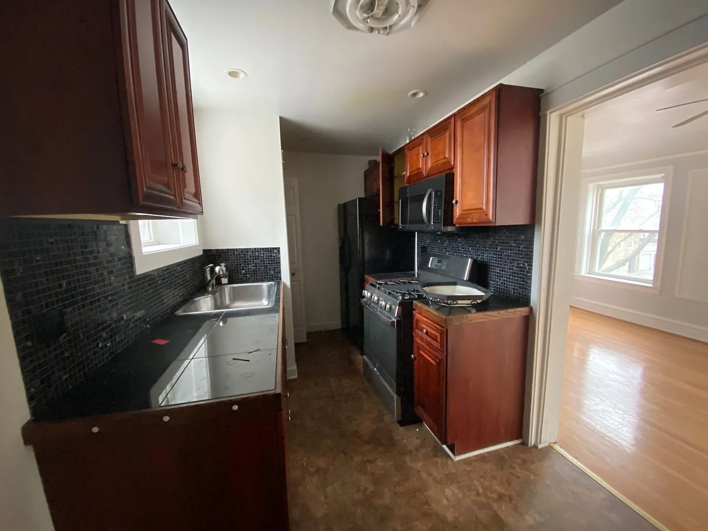 2 bed, 1000 sqft, $1,900 — Photo 2