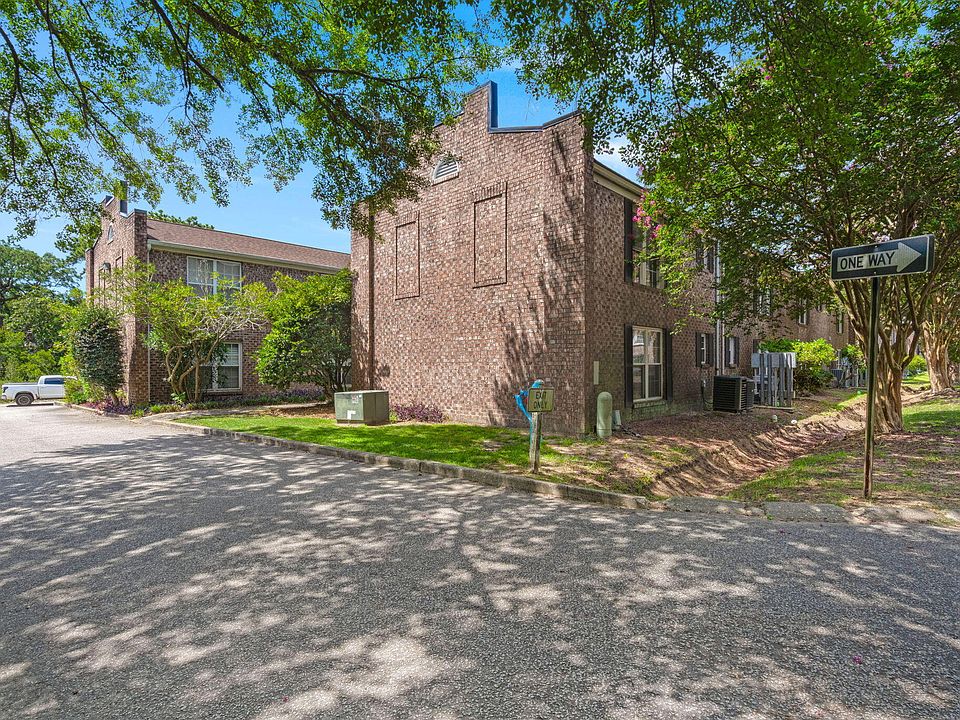 1st image of 867 Colony Dr #104