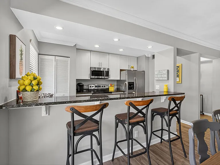 605 Brackenwood Cv — Photo 6