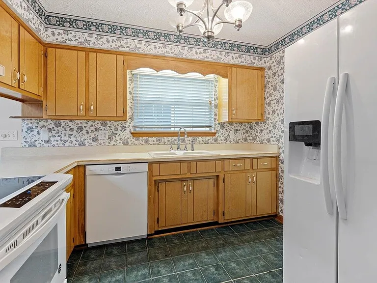 2510 Golden Park Ln — Photo 11