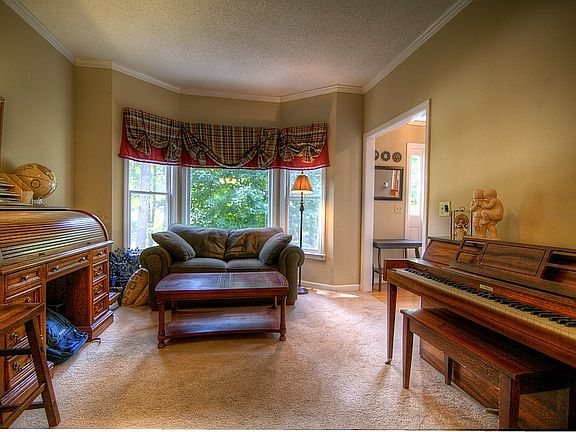 3rd image of 1042 Chestnut Hill Cir