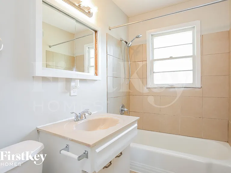 1043 E Lexington Ave — Photo 8