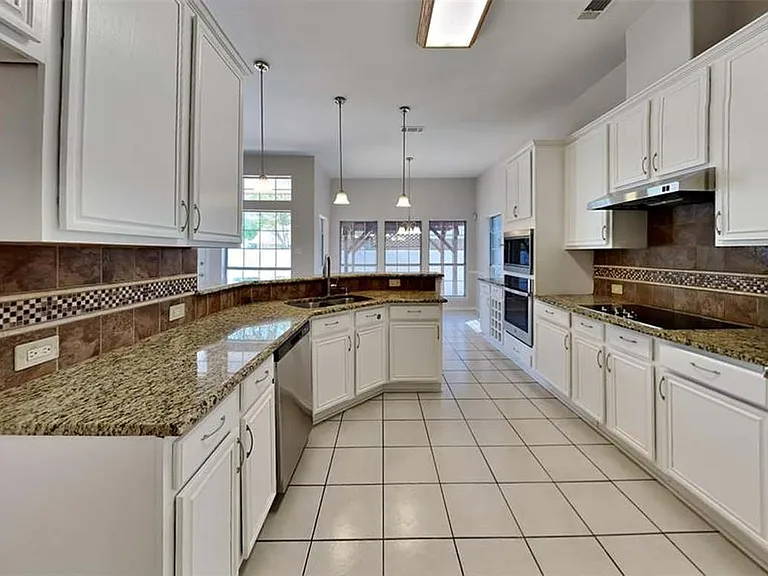 3016 Coventry Ln — Photo 6