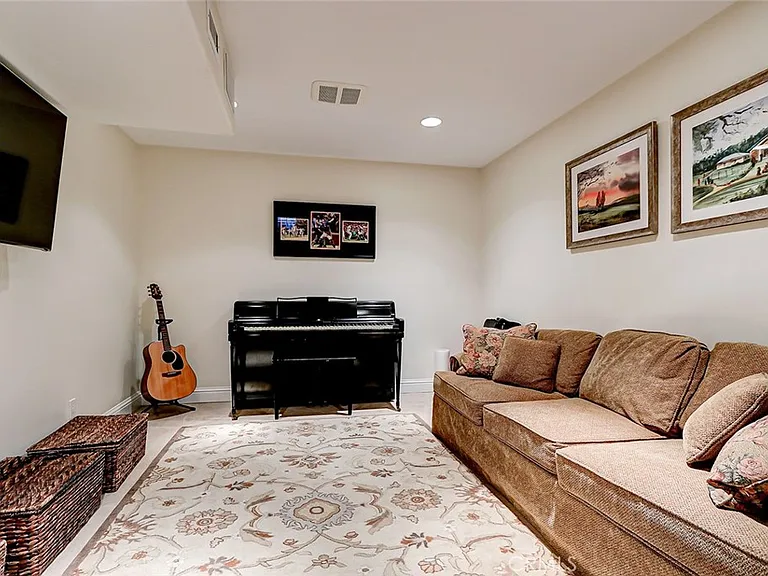 3005 N Poinsettia Ave — Photo 35