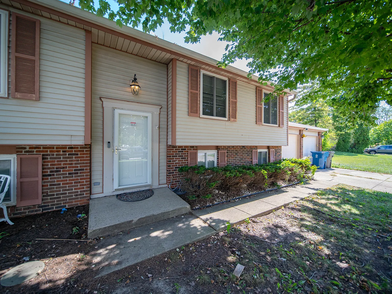 3 bed, 2.5 bath, 2114 sqft, $2,300 — Photo 2