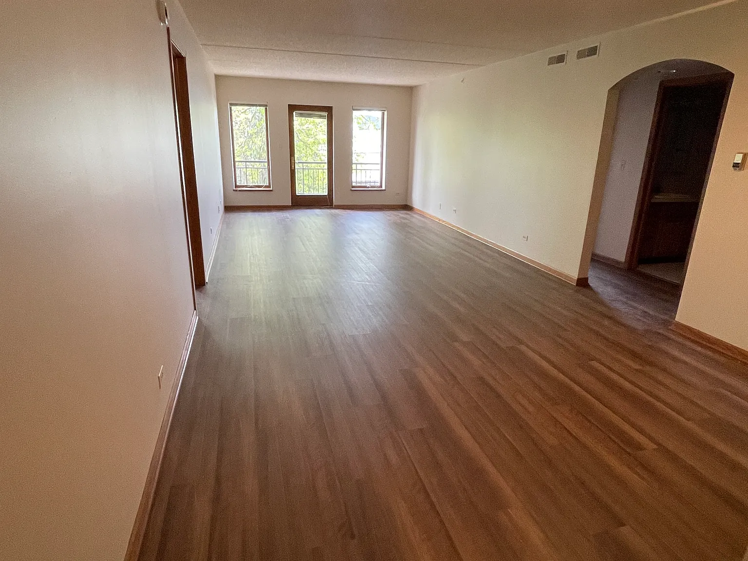 2 bed, 1100 sqft, $2,400 — Photo 2