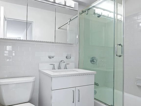 4th image of 405 E 56th St APT 4G