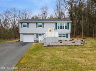 38 Bayberry Ct, Voorheesville, NY 12186