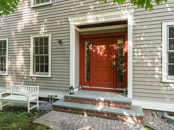 3rd image of 32 Perry Ln