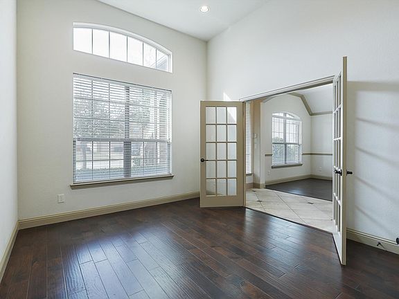 4th image of 400 Oxford Pl