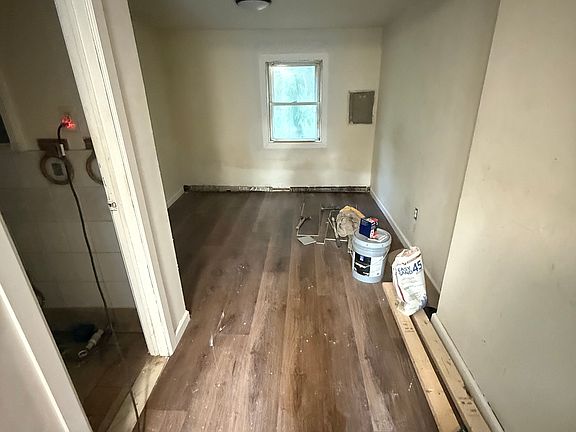 5th image of 4 Kent Rd APT 2
