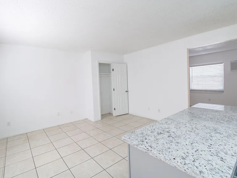 Hamilton House Apartments — Photo 7