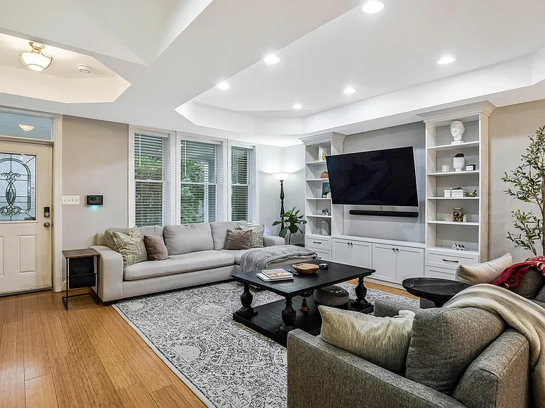 821 Madison St NW — Photo 9
