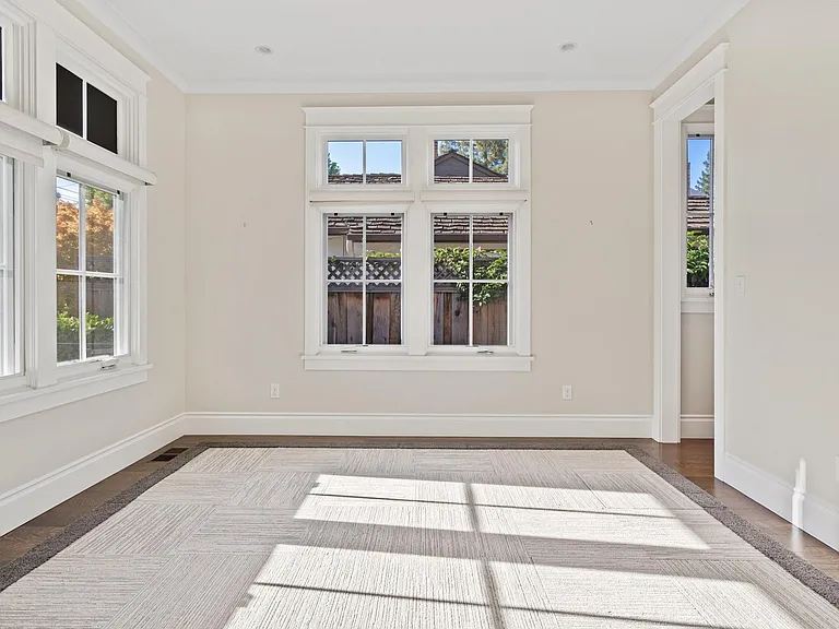 240 University Dr — Photo 5