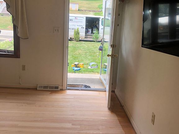 3rd image of 4619 Oakland Blvd NE
