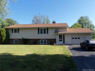 15 Manor Ln, Middleport, NY 14105