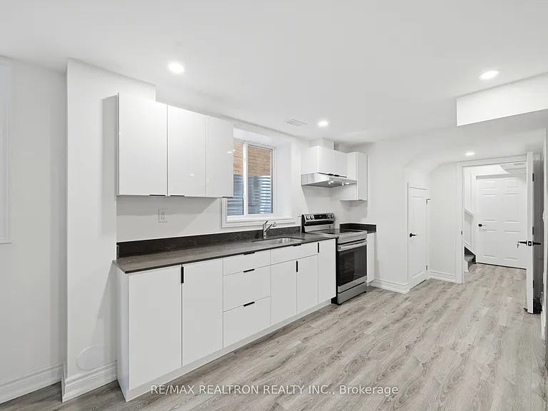 55 Bartram Cres #B — Photo 3