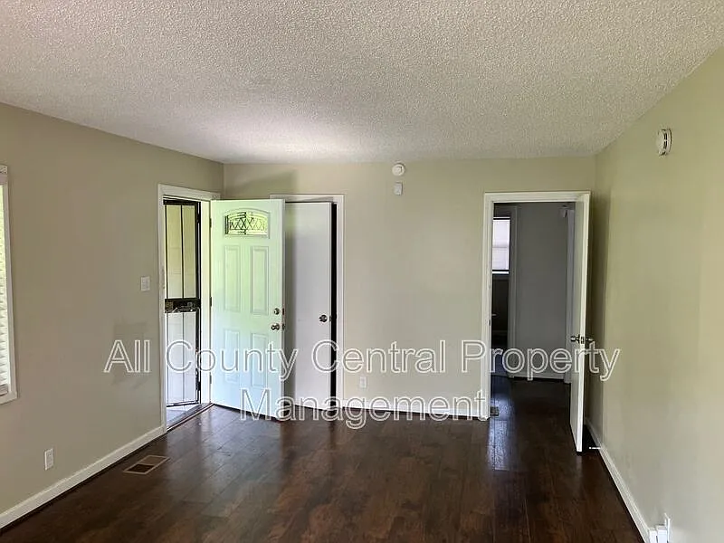 4 bed, 1.0 bath, 1014 sqft, $1,145 — Photo 2