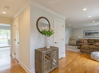 1 Oak Ln, Hampton Bays, NY 11946