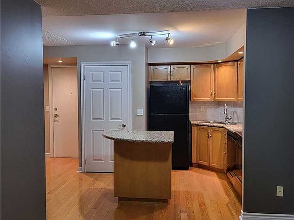 4th image of 250 Wellington St W #528
