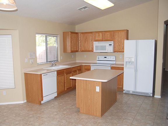 Open eat-in Kitche with Center Island