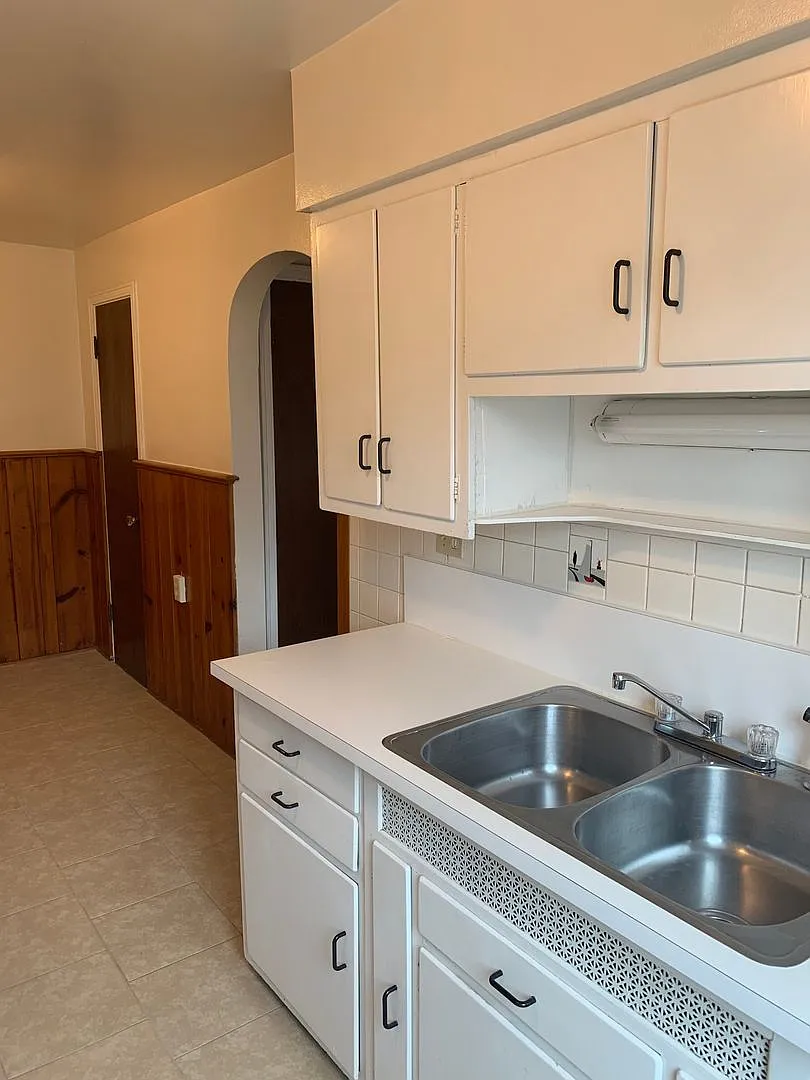3834 Hyde Park — Photo 3