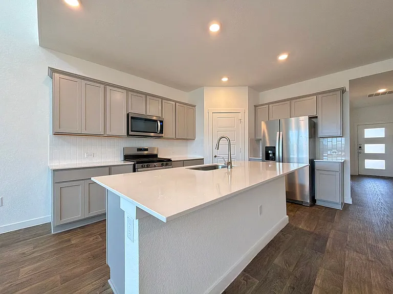 2901 Louris Ln — Photo 7