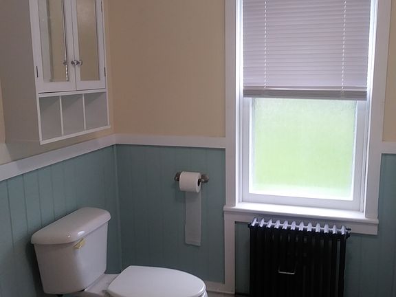 Bathroom (Downstairs)