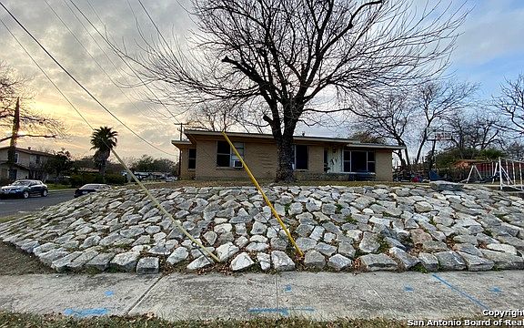 3rd image of 403 Erskine Pl