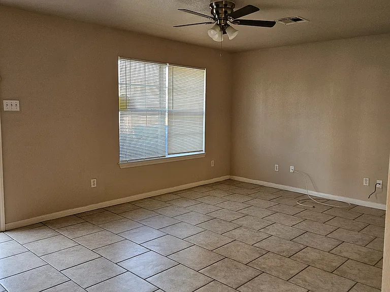 233 E Craven Ave — Photo 7
