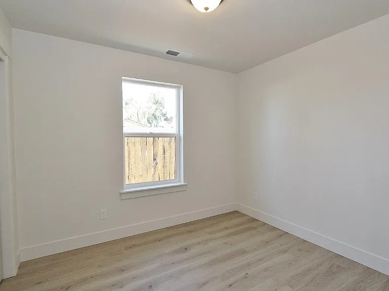 1115 S Commercial Ave #2 — Photo 11