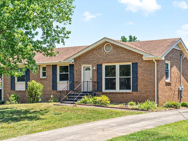 208 Aster Dr — Photo 1