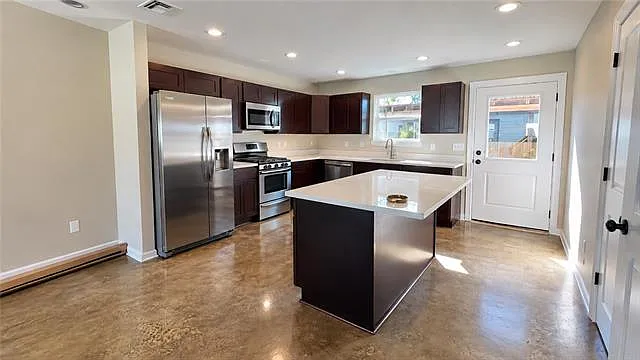1 bed, 1.0 bath, 1000 sqft, $1,050 — Photo 2