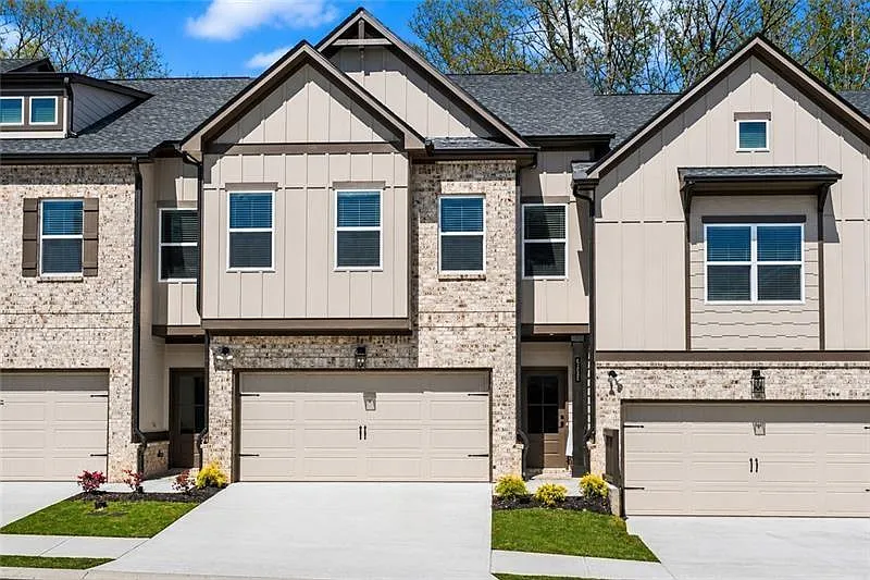 4 bed, 2.5 bath, 2351 sqft, $2,700 — Photo 2