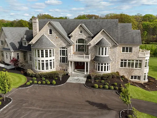 10 Stonebridge Crossing Rd, Newtown, PA 18940